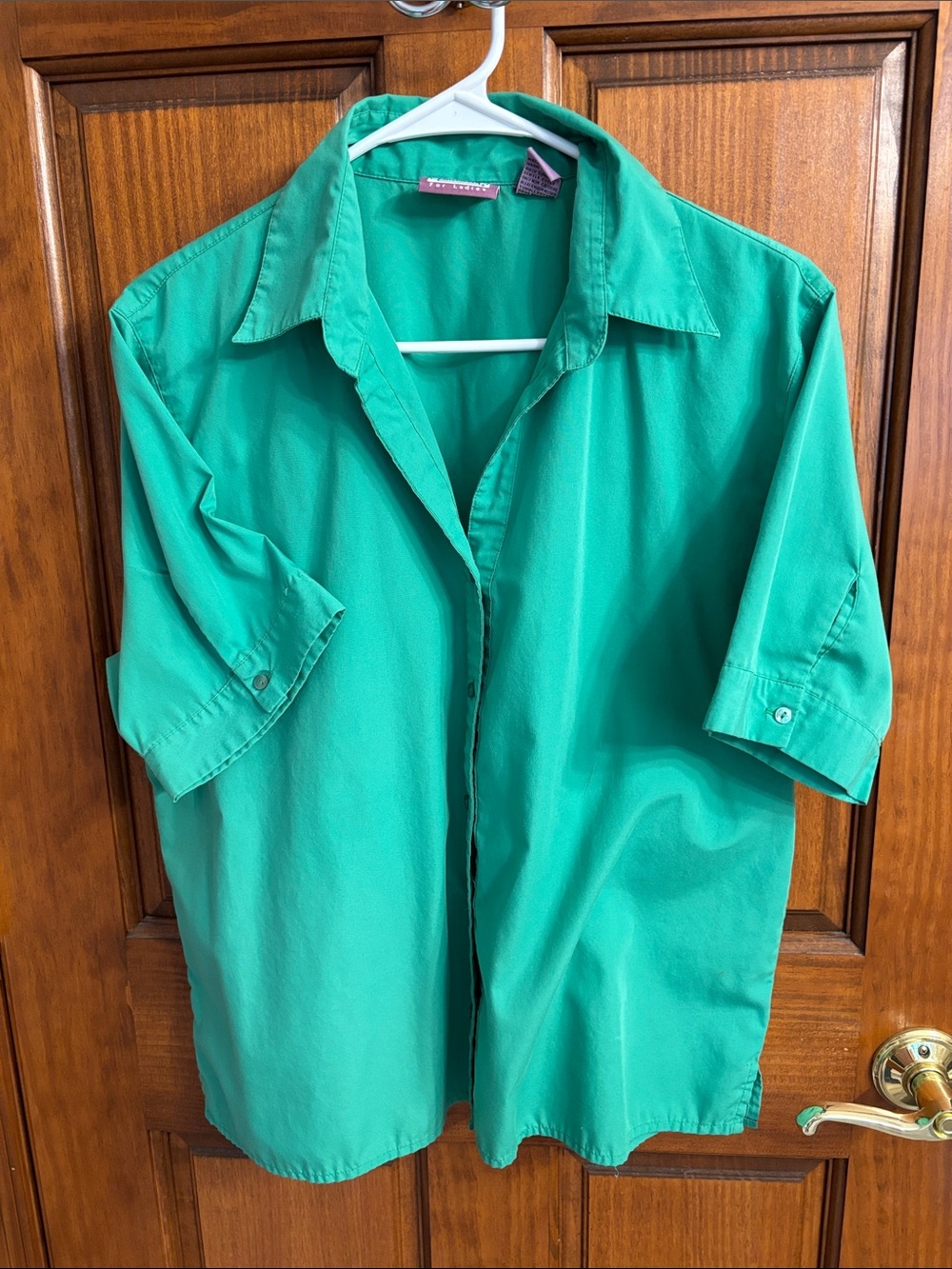 Women’s Green Short-Sleeve Button-Up Shirt